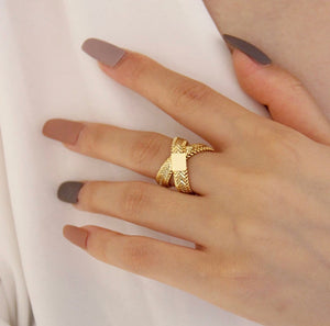 Criss cross Ring